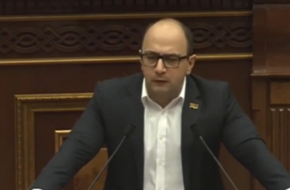 Ախպոր պես, քիչ խոսեք, էլի, ձեր ամեն խոսելուց հետո նոր պրոբլեմ է առաջանում. Մամիջանյանը՝ ՔՊ-ականներին (տեսանյութ)